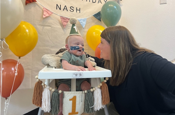 Cậu bé Nash đón sinh nhật một tuổi. Ảnh: guinnessworldrecords
