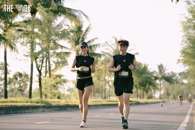 Phạm Toàn Thắng chạy cùng Ái Phương. Ảnh: FBNV