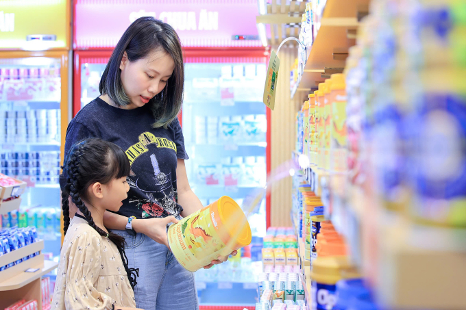 Phụ huynh lựa chọn các sản phẩm của Vinamilk. Ảnh: Minh Anh
