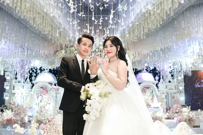 Vợ chồng Hồng Hạnh dựng lại rạp cưới để chụp ảnh, hôm 27/7. Ảnh nhân vật cung cấp