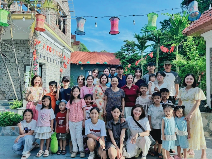 Chị Hòa (ngoài cùng bên phải) cùng đại gia đình 32 người trong chuyến du lịch Ninh Bình đầu tháng 8. Ảnh: Nhân vật cung cấp