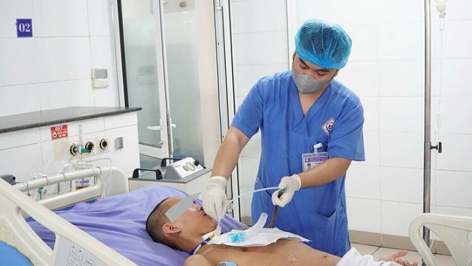 Bác sĩ điều trị bệnh nhân. Ảnh: Bệnh viện cung cấp