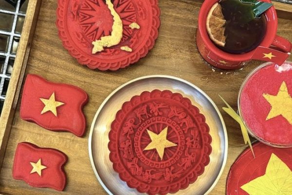 Bánh trung thu cờ đỏ sao vàng: Món ngon hút khách