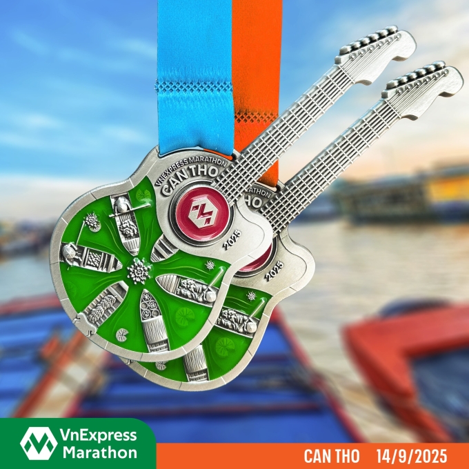 Huy chương VnExpress Marathon Cần Thơ lấy cảm hứng từ những chiếc ghe trên chợ nổi Cái Răng và đàn guitar phím lõm. Ảnh: VnExpress Marathon