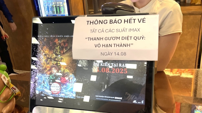 Một rạp phim tại TP Thủ Đức dán thông báo Demon Slayer hết vé tất cả suất định dạng IMAX hôm 14/8. Ảnh: Rạp phim cung cấp