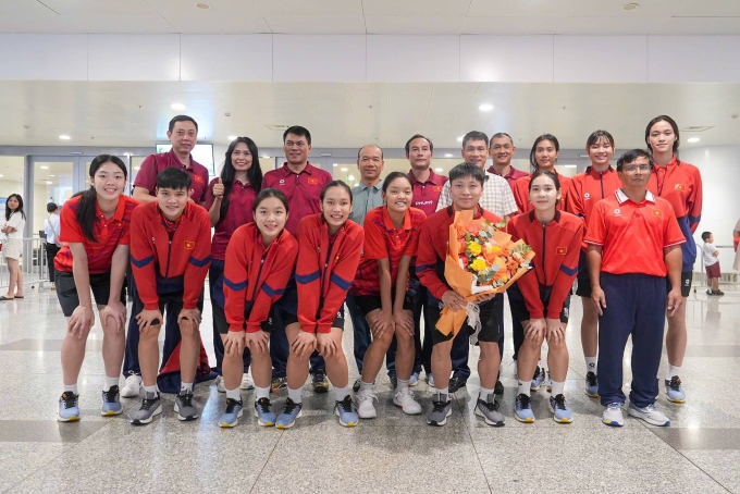Đội U21 Việt Nam tại sân bay Nội Bài, chiều 18/8. Ảnh: Thanh Nhàn