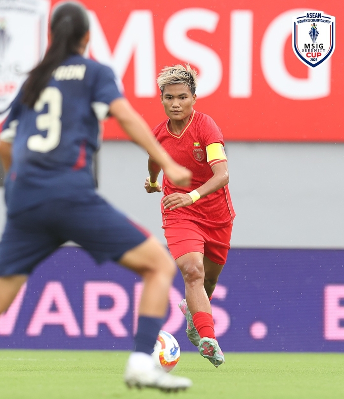 Win Theingi Tun (áo đỏ) lập cú đúp giúp Myanmar thắng Thái Lan 2-1 ở bán kết ASEAN Cup nữ 2025. Ảnh: ASEAN United