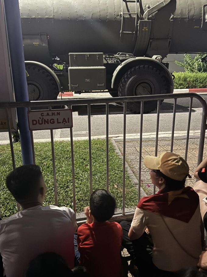 Trong khi bố mẹ ngồi từ xa, Minh Đức (giữa) được ngồi hàng đầu, giữa hai người lạ xem sơ duyệt, hôm 24/8. Ảnh nhân vật cung cấp