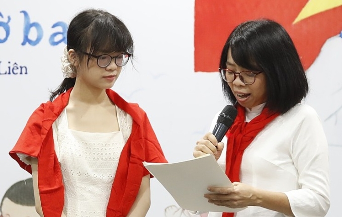 Tác giả Huỳnh Mai Liên và con gái Mai Khuê tại buổi ra mắt sách ngày 25/8. Ảnh: Nhã Nam