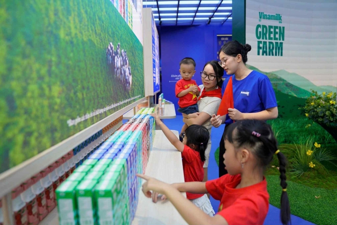 Các đại biểu tham quan gian hàng Vinamilk. Ảnh: Nam Nguyễn