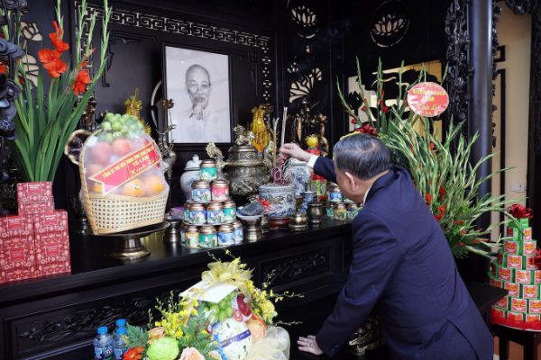Tổng Bí thư dâng hương tại nơi Bác Hồ viết Tuyên ngôn độc lập