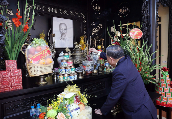 Tổng Bí thư Tô Lâm dâng hương tưởng niệm Chủ tịch Hồ Chí Minh tại nhà 48 Hàng Ngang, sáng 31/8. Ảnh: TTXVN