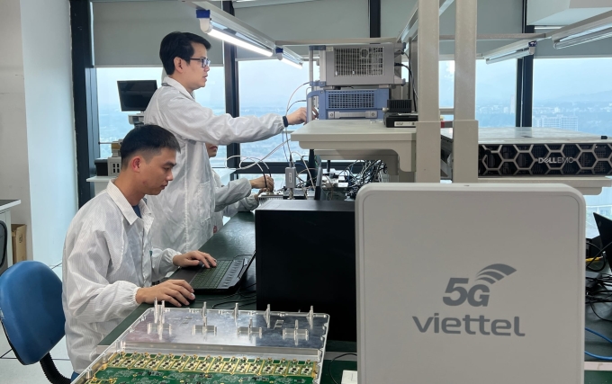 Nhóm phát triển trạm gốc 5G Viettel. Ảnh: VHT