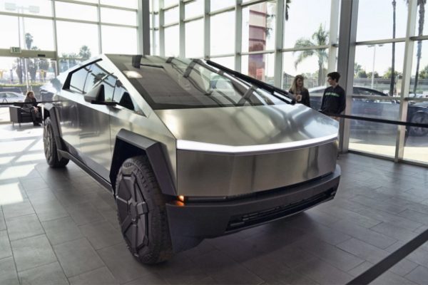Không quân Mỹ: Xe Tesla làm mục tiêu tên lửa lý tưởng