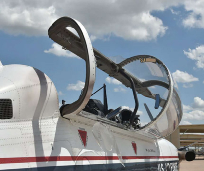Nắp kính buồng lái chiếc T-6A Texan II bị bật ghế lái ngoài ý muốn tháng 5/2024. Ảnh: USAF