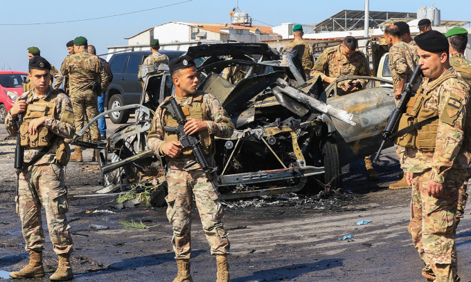 Binh sĩ Lebanon tại hiện trường một vụ tập kích gần thành phố Sidon ngày 18/4. Ảnh: AFP