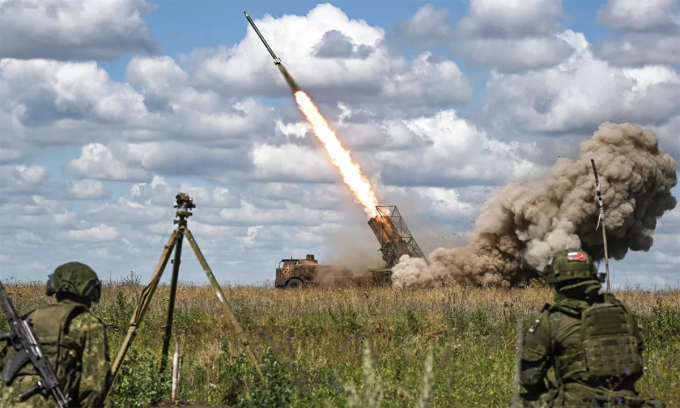 Pháo phản lực BM-27 Uragan Nga tập kích vị trí Ukraine ngày 11/8. Ảnh: BQP Nga
