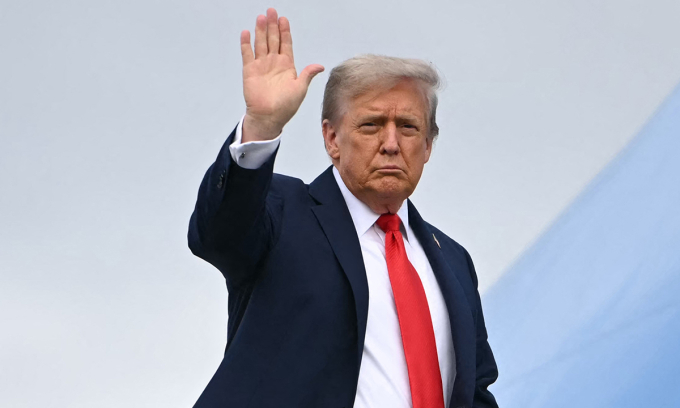 Tổng thống Donald Trump lên chuyên cơ Không lực Một sau hội nghị thượng đỉnh Mỹ - Nga tại bang Alaska ngày 15/8. Ảnh: AFP