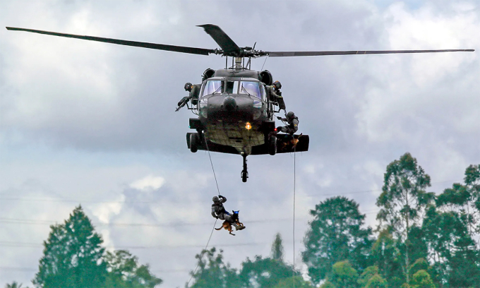 Trực thăng UH-60 của cảnh sát Colombia bay trình diễn tại Rionegro, Antioquia tháng 7/2023. Ảnh: AFP