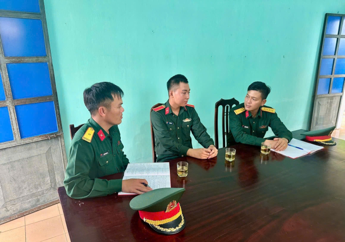 Ban Chỉ huy Tiểu đoàn A80 và Ban Tổ chức diễu binh, diễu hành Quân khu 4 động viên Gia Huy. Ảnh: Xuân Diện