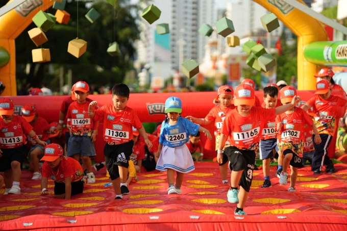 Runner cùng vượt chướng ngại vật. Ảnh: VM