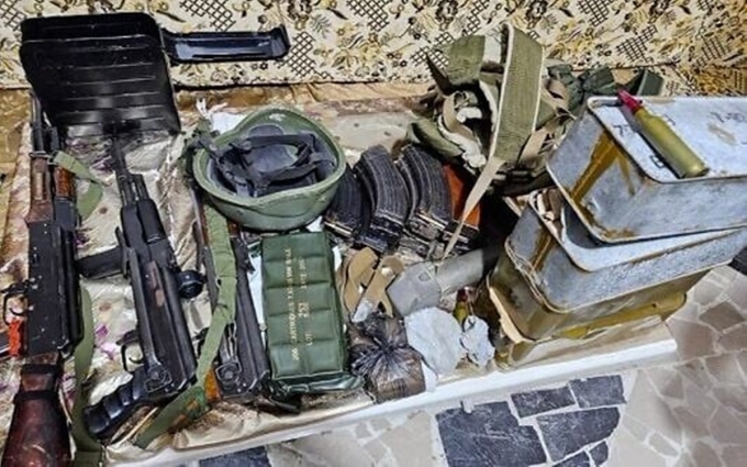 Vũ khí binh sĩ IDF thu giữ được trong cuộc đột kích ở thị trấn Hader, miền nam Syria, ngày 3/8. Ảnh: IDF