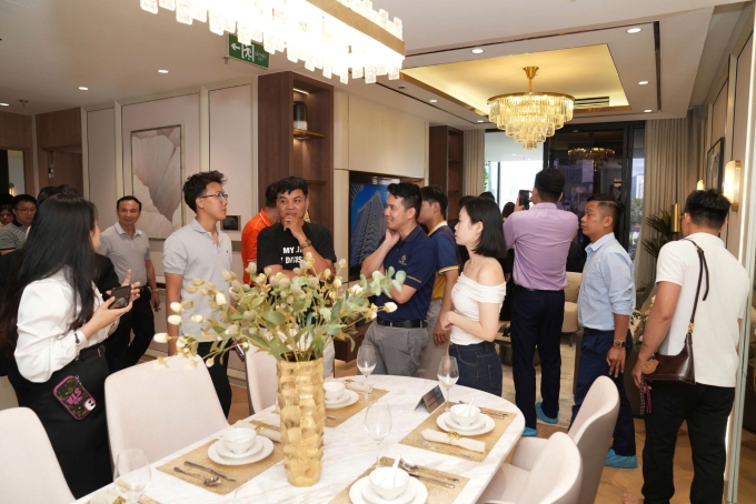Khách hàng thăm quan và trải nghiệm nhà mẫu The Legend Danang. Ảnh: ROX Group