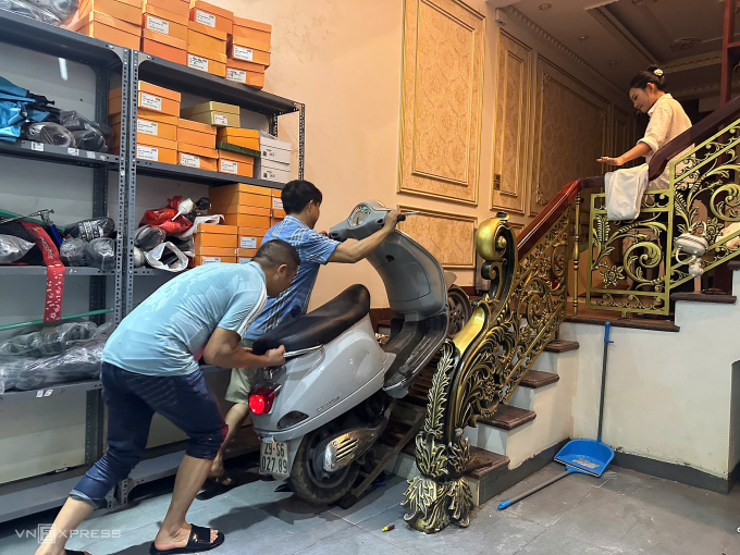 Ông Bùi Thanh Tấn đưa xe máy lên tầng hai