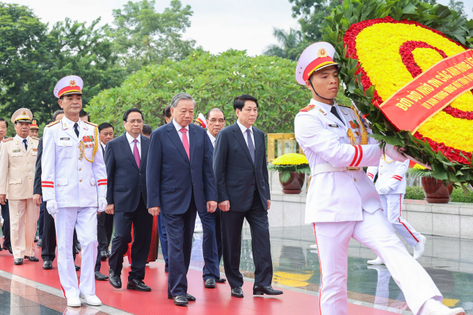 Lãnh đạo Đảng, Nhà nước dâng hương tưởng niệm các anh hùng liệt sĩ, sáng 17/8, Ảnh: Hoàng Phong