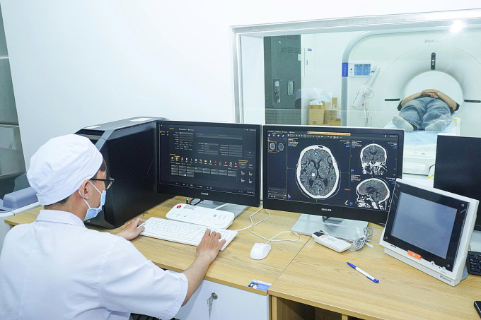 Bệnh nhân chụp CT với máy móc hiện đại. Ảnh: Bệnh viện cung cấp