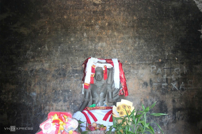 Bản phục chế tượng thần Shiva thờ trong tháp Chính. Ảnh:Trần Hóa