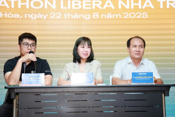 Đại diện ban tổ chức, địa phương trả lời câu hỏi của phóng viên, runner. Ảnh: Đức Đồng
