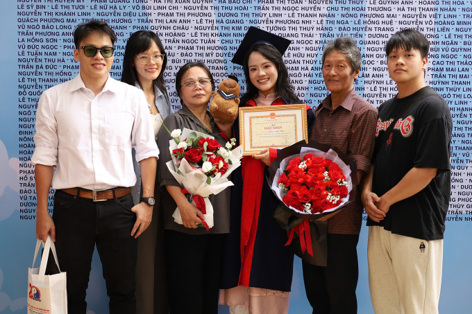 Thư và gia đình trong ngày tốt nghiệp Học viện Y Dược học cổ truyền Việt Nam. Ảnh: Nhân vật cung cấp
