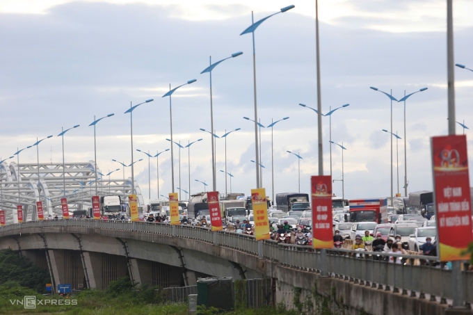 Cầu Đông Trù ùn tắc. Ảnh: Việt An