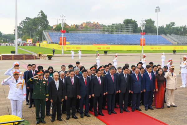 Viếng Bác Hồ và tưởng nhớ anh hùng liệt sĩ