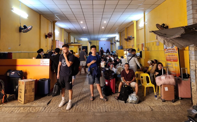 Một bến xe ở quận 5 đông khách lúc 23h, chuyên xe giường nằm hai tầng từ TP HCM đi Đà Lạt. Ảnh: Bích Phương