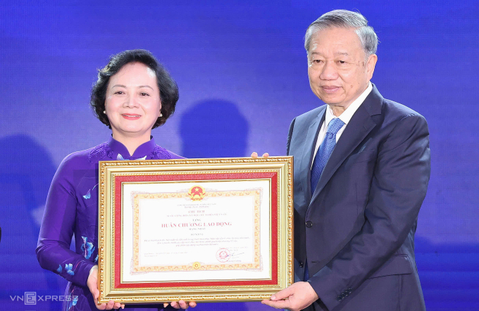 Bộ trưởng Nội vụ Phạm Thị Thanh Trà đón nhận Huân chương Lao động hạng Nhất cho Bộ Nội vụ từ Tổng Bí thư Tô Lâm. Ảnh: Hoàng Phong