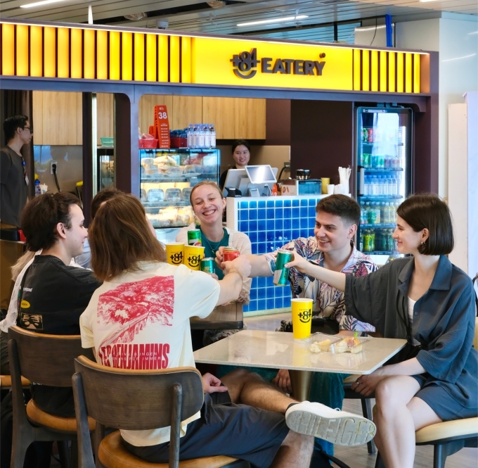Nhóm khách ngoại quốc nghỉ chân tại +84 Eatery. Ảnh: Sasco