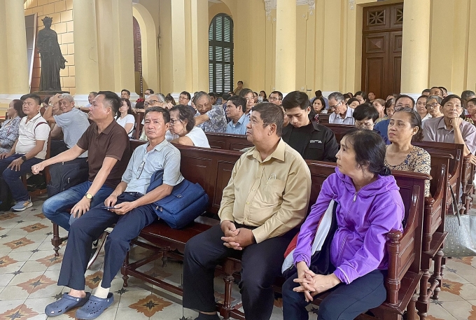 Các bị hại, người liên quan đến theo dõi phiên tòa. Ảnh: Hải Duyên
