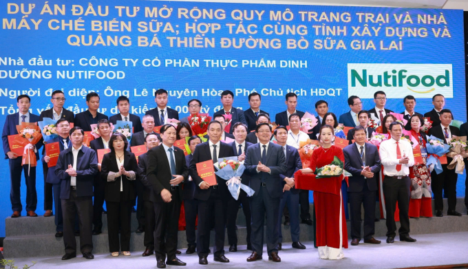 Đại diện Nutifood nhận Bản ghi nhớ đầu tư mở rộng trang trại và nhà máy chế biến sữa từ lãnh đạo UBND tỉnh Gia Lai. Ảnh: Hoàng Lan
