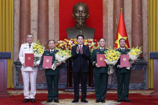 Thăng hàm thượng tướng cho bốn tướng lĩnh quân đội, công an