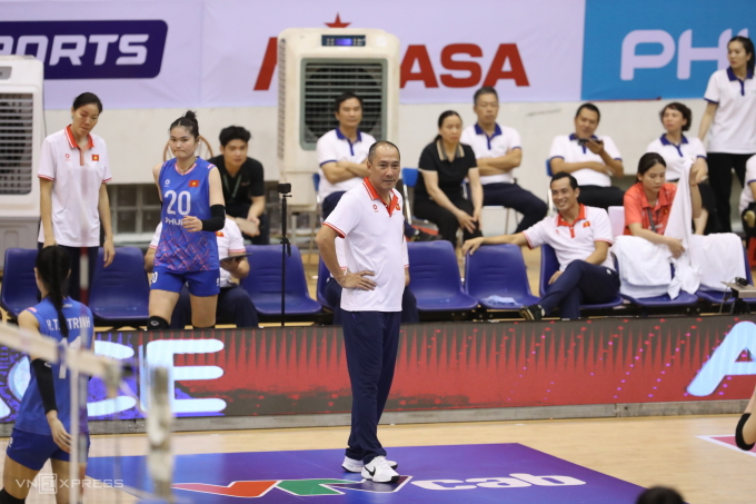 HLV Nguyễn Tuấn Kiệt (giữa) trong trận Việt Nam thắng Thái Lan 3-2 để vô địch chặng hai giải bóng chuyền nữ SEA V-League 2025, tại nhà thi đấu tỉnh Ninh Bình, ngày 10/8/2025. Ảnh: Hiếu Lương