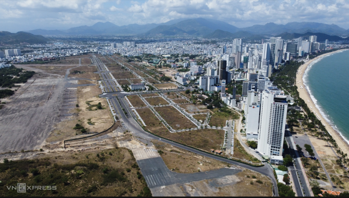 Sân bay Nha Trang rộng gần 240 ha, từng là sân bay dân sự. Khu vực này nằm sát tuyến đường biển Trần Phú đẹp nhất tỉnh, có thể kết nối với nhiều đường lớn tại trung tâm thành phố Nha Trang. Ảnh: Bùi Toàn