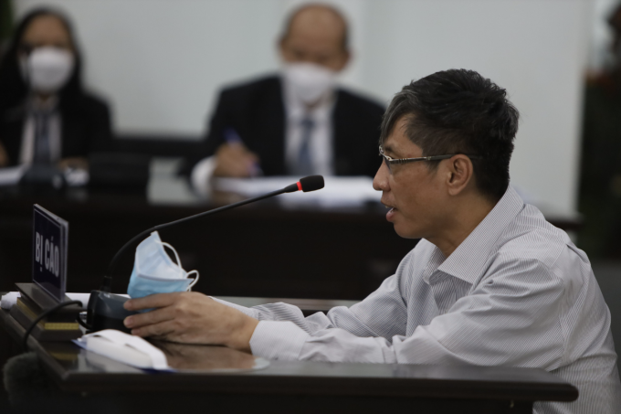 Cựu chủ tịch UBND tỉnh Khánh Hòa Lê Đức Vinh trong phiên tòa tháng 4/2022, liên quan sai phạm tại dự án sinh thái Cửu Long Sơn Tự và biệt thự sông núi Vĩnh Trung, phá vỡ quy hoạch trên núi Chín Khúc. Ảnh: Xuân Hoa