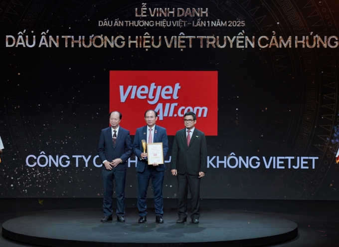 Vietjet nhận giải thưởng Dấu ấn Thương hiệu Việt truyền cảm hứng. Ảnh: Tài Nguyễn