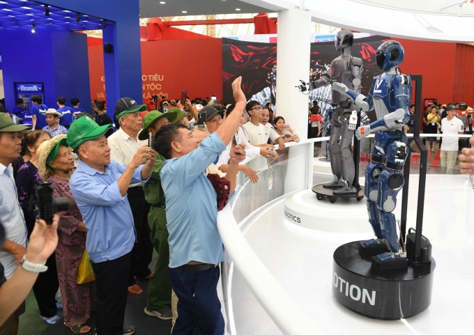 Gian triển lãm của với những sản phẩm trong lĩnh vực công nghệ như VinRobotics, VinMotion nhận được sự quan tâm. Ảnh:Vingroup