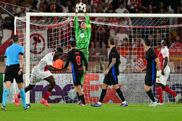 Ter Stegen đối đầu Barca: Vì sao?