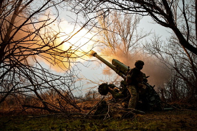 Binh sĩ Ukraine khai hỏa lựu pháo D-30 ở tỉnh Zaporizhzhia. Ảnh: AFP
