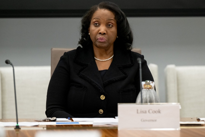 Thống đốc Lisa Cook trong một cuộc họp của FED ở Washington ngày 25/6. Ảnh: AFP