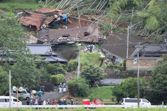 Những ngôi nhà bị sập do lở đất trong mưa lớn ở thành phố Aira, tỉnh Kagoshima ngày 8/8. Ảnh: AFP